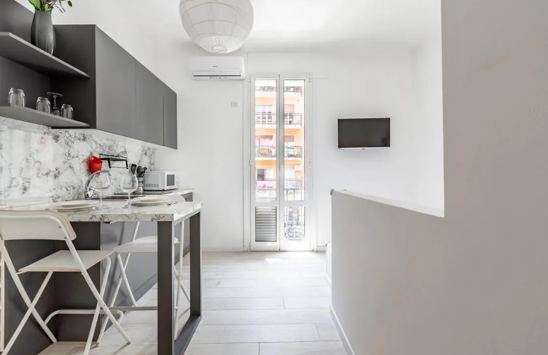 Guesthost - Bright Apt 600Mt From Viale Zara!-1