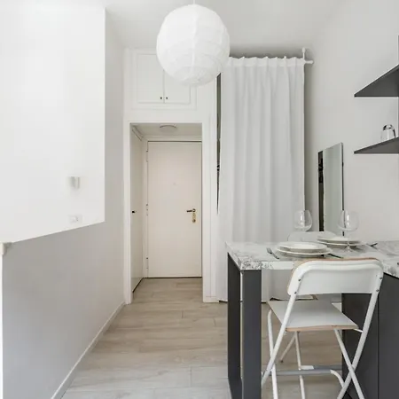 Guesthost - Bright Apt 600Mt From Viale Zara!-3