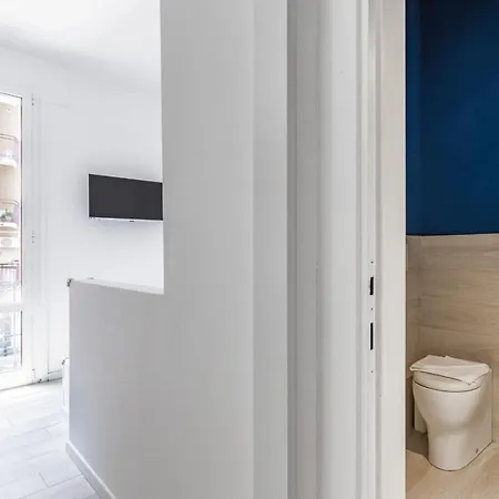 Guesthost - Bright Apt 600Mt From Viale Zara!-2
